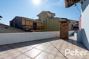 Casa à venda com 380m², 4 dormitórios, 1 suíte, 4 vagas, no bairro Guarujá em Porto Alegre