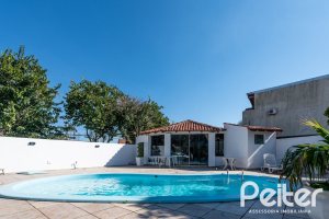 Casa à venda com 380m², 4 dormitórios, 1 suíte, 4 vagas, no bairro Guarujá em Porto Alegre