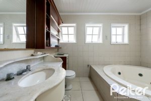 Casa à venda com 380m², 4 dormitórios, 1 suíte, 4 vagas, no bairro Guarujá em Porto Alegre