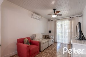 Casa à venda com 380m², 4 dormitórios, 1 suíte, 4 vagas, no bairro Guarujá em Porto Alegre