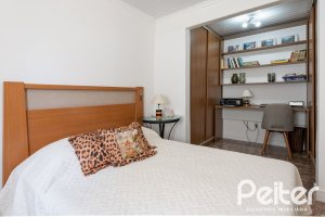 Casa à venda com 380m², 4 dormitórios, 1 suíte, 4 vagas, no bairro Guarujá em Porto Alegre