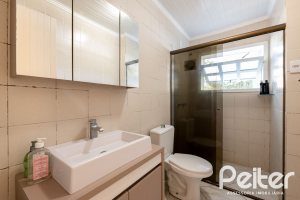 Casa à venda com 380m², 4 dormitórios, 1 suíte, 4 vagas, no bairro Guarujá em Porto Alegre