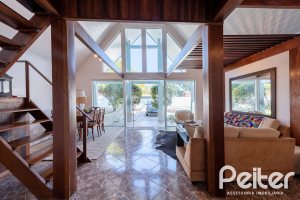 Casa à venda com 380m², 4 dormitórios, 1 suíte, 4 vagas, no bairro Guarujá em Porto Alegre