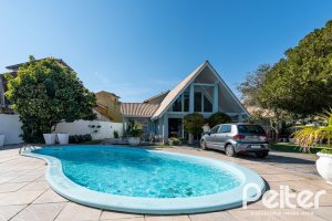 Casa à venda com 380m², 4 dormitórios, 1 suíte, 4 vagas, no bairro Guarujá em Porto Alegre