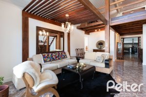 Casa à venda com 380m², 4 dormitórios, 1 suíte, 4 vagas, no bairro Guarujá em Porto Alegre