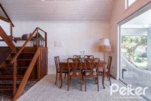 Casa à venda com 380m², 4 dormitórios, 1 suíte, 4 vagas, no bairro Guarujá em Porto Alegre