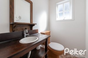 Casa à venda com 380m², 4 dormitórios, 1 suíte, 4 vagas, no bairro Guarujá em Porto Alegre