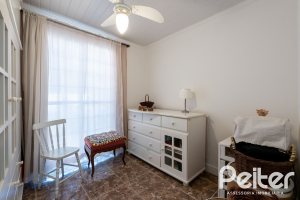 Casa à venda com 380m², 4 dormitórios, 1 suíte, 4 vagas, no bairro Guarujá em Porto Alegre