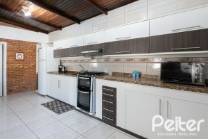 Casa à venda com 380m², 4 dormitórios, 1 suíte, 4 vagas, no bairro Guarujá em Porto Alegre
