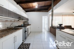 Casa à venda com 380m², 4 dormitórios, 1 suíte, 4 vagas, no bairro Guarujá em Porto Alegre