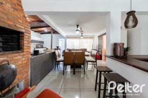 Casa à venda com 380m², 4 dormitórios, 1 suíte, 4 vagas, no bairro Guarujá em Porto Alegre