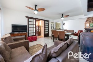 Casa à venda com 380m², 4 dormitórios, 1 suíte, 4 vagas, no bairro Guarujá em Porto Alegre