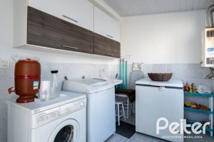 Casa à venda com 380m², 4 dormitórios, 1 suíte, 4 vagas, no bairro Guarujá em Porto Alegre