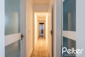 Casa à venda com 380m², 4 dormitórios, 1 suíte, 4 vagas, no bairro Guarujá em Porto Alegre