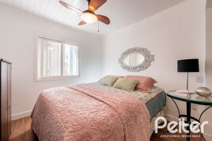 Casa à venda com 380m², 4 dormitórios, 1 suíte, 4 vagas, no bairro Guarujá em Porto Alegre