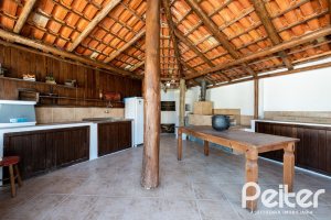 Casa à venda com 380m², 4 dormitórios, 1 suíte, 4 vagas, no bairro Guarujá em Porto Alegre