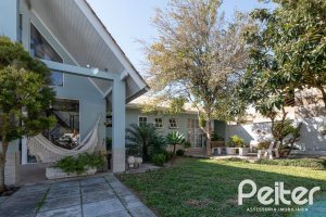 Casa à venda com 380m², 4 dormitórios, 1 suíte, 4 vagas, no bairro Guarujá em Porto Alegre