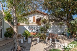 Casa à venda com 380m², 4 dormitórios, 1 suíte, 4 vagas, no bairro Guarujá em Porto Alegre