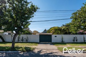 Casa à venda com 380m², 4 dormitórios, 1 suíte, 4 vagas, no bairro Guarujá em Porto Alegre