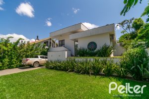 Casa à venda com 266m², 3 dormitórios, 2 suítes, 4 vagas, no bairro Jardim Isabel em Porto Alegre