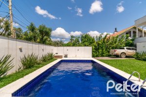 Casa à venda com 266m², 3 dormitórios, 2 suítes, 4 vagas, no bairro Jardim Isabel em Porto Alegre