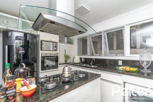 Casa à venda com 266m², 3 dormitórios, 2 suítes, 4 vagas, no bairro Jardim Isabel em Porto Alegre