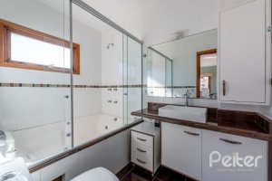 Casa em Condomínio à venda com 219m², 3 dormitórios, 1 suíte, 3 vagas, no bairro Tristeza em Porto Alegre