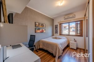 Casa em Condomínio à venda com 219m², 3 dormitórios, 1 suíte, 3 vagas, no bairro Tristeza em Porto Alegre