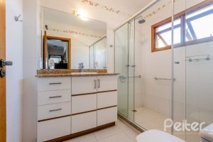 Casa em Condomínio à venda com 219m², 3 dormitórios, 1 suíte, 3 vagas, no bairro Tristeza em Porto Alegre