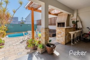 Casa em Condomínio à venda com 219m², 3 dormitórios, 1 suíte, 3 vagas, no bairro Tristeza em Porto Alegre