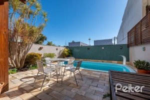 Casa em Condomínio à venda com 219m², 3 dormitórios, 1 suíte, 3 vagas, no bairro Tristeza em Porto Alegre