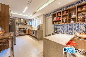 Casa em Condomínio à venda com 568m², 4 dormitórios, 4 suítes, 5 vagas, no bairro Pedra Redonda em PORTO ALEGRE