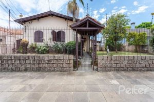 Casa à venda com 361m², 4 dormitórios, 1 suíte, 3 vagas, no bairro Vila Assunção em Porto Alegre