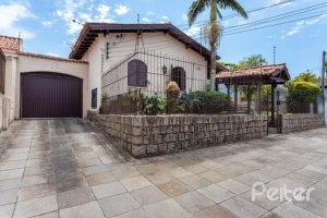Casa à venda com 361m², 4 dormitórios, 1 suíte, 3 vagas, no bairro Vila Assunção em Porto Alegre