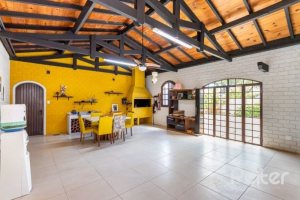 Casa à venda com 361m², 4 dormitórios, 1 suíte, 3 vagas, no bairro Vila Assunção em Porto Alegre