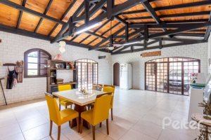 Casa à venda com 361m², 4 dormitórios, 1 suíte, 3 vagas, no bairro Vila Assunção em Porto Alegre