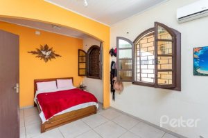 Casa à venda com 361m², 4 dormitórios, 1 suíte, 3 vagas, no bairro Vila Assunção em Porto Alegre