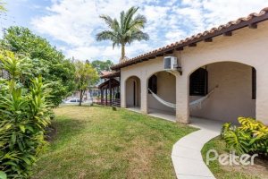 Casa à venda com 361m², 4 dormitórios, 1 suíte, 3 vagas, no bairro Vila Assunção em Porto Alegre