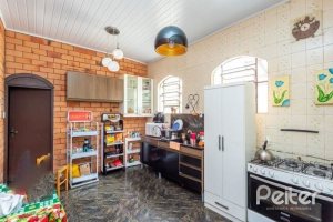 Casa à venda com 361m², 4 dormitórios, 1 suíte, 3 vagas, no bairro Vila Assunção em Porto Alegre