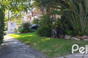 Casa em Condomínio à venda com 300m², 3 dormitórios, 3 suítes, 3 vagas, no bairro Ipanema em Porto Alegre