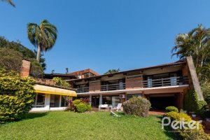 Casa à venda com 365m², 4 dormitórios, 3 suítes, 4 vagas, no bairro Vila Assunção em Porto Alegre