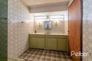 Casa à venda com 365m², 4 dormitórios, 3 suítes, 4 vagas, no bairro Vila Assunção em Porto Alegre