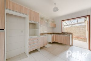 Casa em Condomínio à venda com 273m², 3 dormitórios, 3 suítes, 3 vagas, no bairro Vila Assunção em Porto Alegre