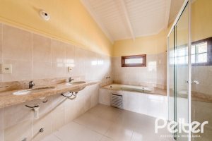 Casa em Condomínio à venda com 273m², 3 dormitórios, 3 suítes, 3 vagas, no bairro Vila Assunção em Porto Alegre