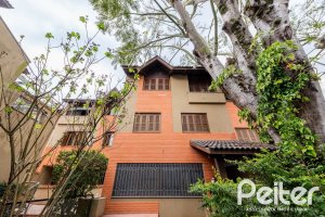 Casa em Condomínio à venda com 273m², 3 dormitórios, 3 suítes, 3 vagas, no bairro Vila Assunção em Porto Alegre