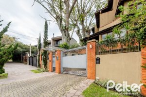 Casa em Condomínio à venda com 273m², 3 dormitórios, 3 suítes, 3 vagas, no bairro Vila Assunção em Porto Alegre