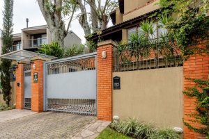 Casa em Condomínio à venda com 273m², 3 dormitórios, 3 suítes, 3 vagas, no bairro Vila Assunção em Porto Alegre