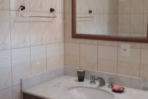 Casa em Condomínio à venda com 148m², 3 dormitórios, 1 suíte, 2 vagas, no bairro Guarujá em Porto Alegre