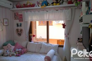 Casa em Condomínio à venda com 148m², 3 dormitórios, 1 suíte, 2 vagas, no bairro Guarujá em Porto Alegre