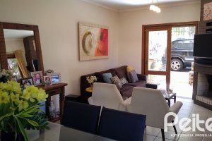 Casa em Condomínio à venda com 148m², 3 dormitórios, 1 suíte, 2 vagas, no bairro Guarujá em Porto Alegre